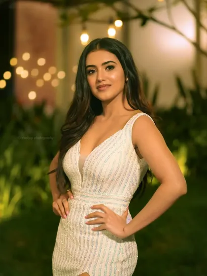 A full-length shot of the actress in a stunning white gown. This shows the complete look and the glamour of the event.
