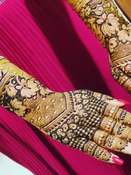 A stunning design with a mix of jaal (net) patterns and floral bands, perfect for a bride or engagement.