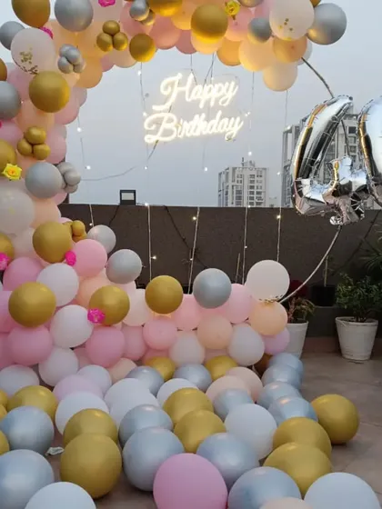 A lovely terrace decoration for a 40th birthday. I used a pastel palette of pink, gold, and silver balloons for the arch, a neon sign, and large silver foil balloons for the number '40'.