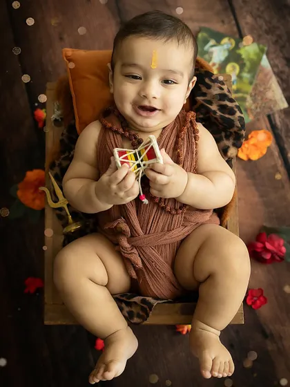 Another big, happy smile. This little one was full of joy, making his Shiva-themed photoshoot an absolute delight.