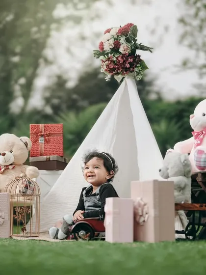 A wide shot of the beautiful teepee setup, showing all the lovely details that make these sessions so special. Perfect for a first birthday.