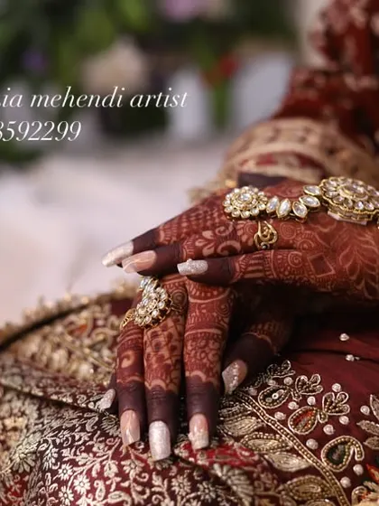 The final look of a bride's hands, with a perfect dark stain that highlights the jewelry.