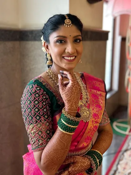 This pose beautifully showcases the harmony between the makeup, the intricate Mehendi design, and the traditional jewellery. The makeup is kept elegant to ensure the bride herself is the main focus.