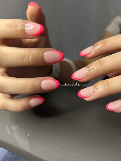 A pop of color makes everything better. This set features a classic French manicure with vibrant, neon pink tips for a fun and eye-catching look.