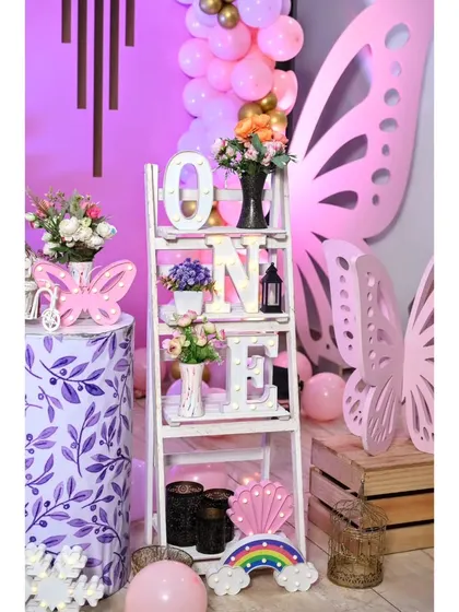 A duplicate image of the decorative ladder shelf.