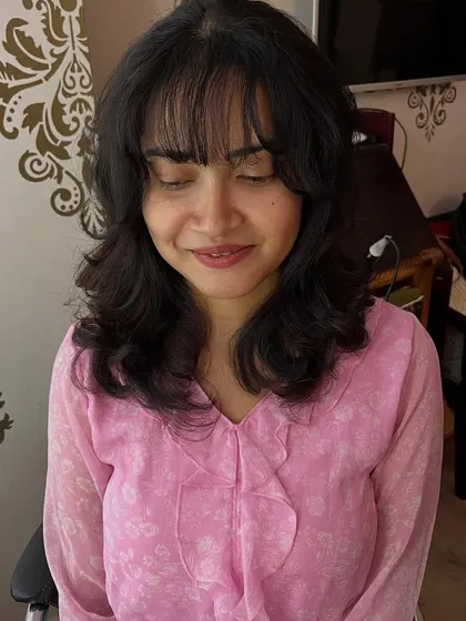Wispy bangs and natural layers make the most of Priyanka’s thick hair texture.