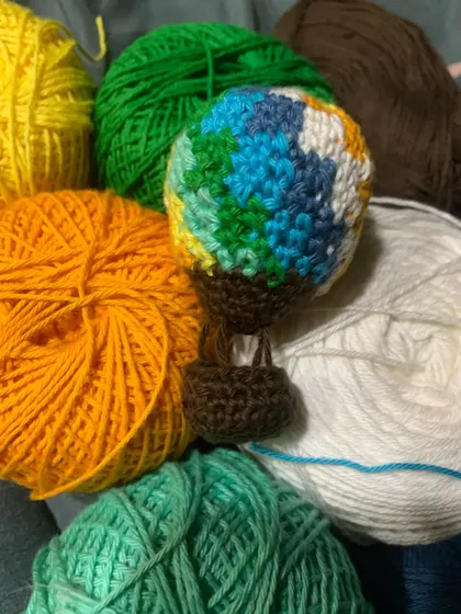 A little throwback to this hot air balloon I free-handed, inspired by the BTS 'Young Forever' album cover. It was a fun challenge figuring out the shaping and colors with different skeins of yarn.