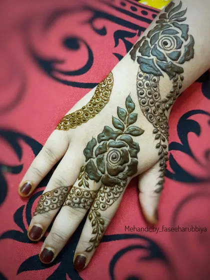 A final look at this elegant Khafif-style back-hand design.