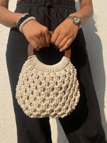 Our macrame bag with a wooden handle is a truly special piece. The circular handle adds a touch of modern elegance to the traditional macrame craft.