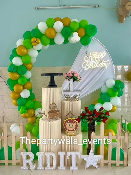 A green, white, and gold balloon ring, perfect for a fresh and natural-themed party.
