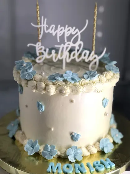 Another shot of the blue floral cake.
