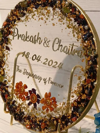 Another angle of the "Love" nameplate model, showing the beautiful details of the preserved flowers, gold flakes, and the stand that comes with it.