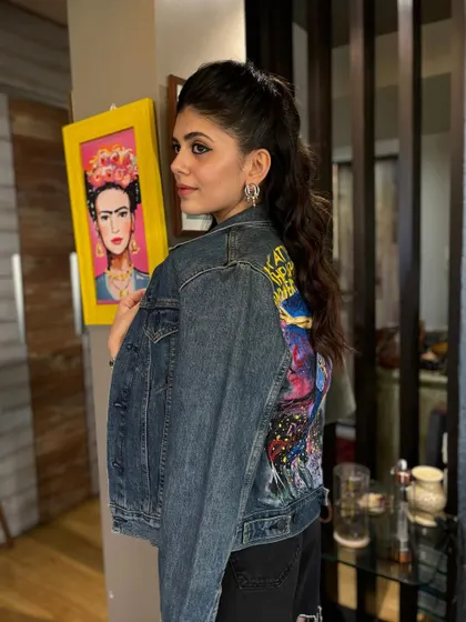 A side-back view showing the details of the half-updo. It's a simple yet chic hairstyle that works perfectly for a casual and fun event like a concert.