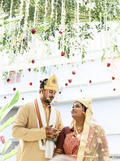 An Odia bride and Telugu groom share a loving glance under the mandap. This shot beautifully captures the harmony between two cultures, united by love under a canopy of flowers.