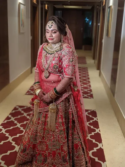 The soft glam makeup with a hint of shimmer on the eyes makes this bride look absolutely ethereal.