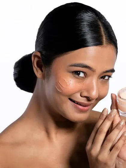 For this skincare shoot, the focus was on a healthy, glowing complexion. The product is presented clearly, associated with a fresh and natural look.