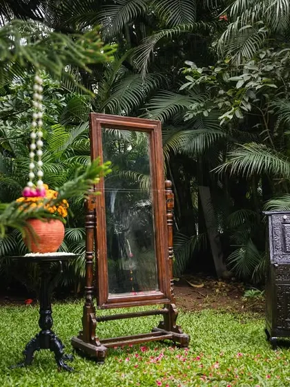 A closer look at the vintage decor corner we set up for a traditional naming ceremony. The antique-style furniture and simple floral arrangements created a charming and authentic atmosphere.