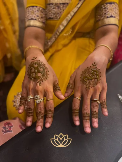 Simple and elegant mandala designs on the palms. This is a quick and beautiful option that we can provide for many guests in a short time.
