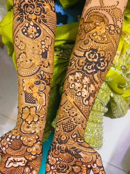 Another view of the experimental design. I love playing with different patterns to give my brides a one-of-a-kind mehandi.