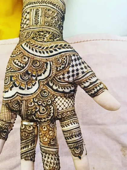 The contrast between the dark and light shading in this design gives it amazing depth. This is a classic Indian henna style.
