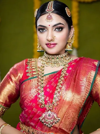 The full set, including the matha patti and nose ring, creates a complete and traditional bridal look.