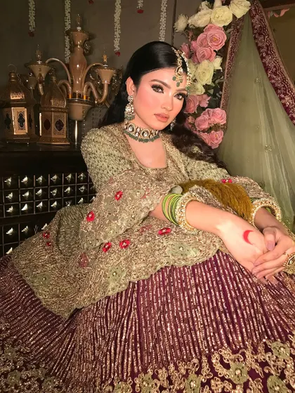 This look features a unique red crescent moon alta design on the hand, adding a traditional touch to the overall Mughal-inspired aesthetic.