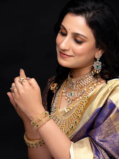 Subtle glam for a flawless finish. This look features soft, radiant skin with a touch of warmth, a delicate nude lip, and softly defined eyes to complement the stunning Kanjeevaram and diamond jewellery.
