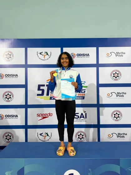 Vihitha Nayana on the podium after her record-breaking 50m Backstroke swim.