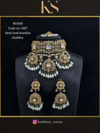 The real-look Kundan choker with classic pearl and green bead accents.