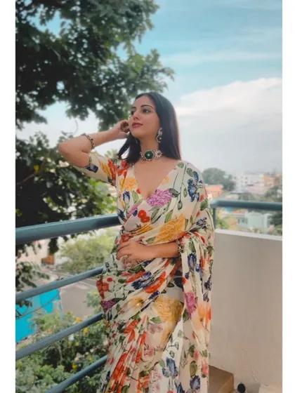 A final look at this fresh and elegant floral chiffon saree.