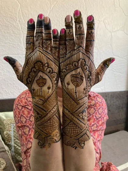 The same design as the previous one, but from a different angle, showing how the pattern wraps around the hands.