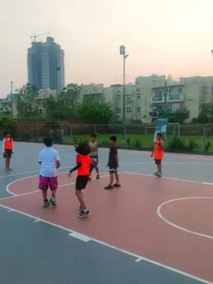 An action shot from the Warriors vs INSFIRE Under-10 basketball match in Gurugram.