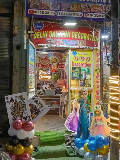 Yeh hamari dukaan, Delhi Balloon Decoration, Uttam Nagar mein Balaji Chowk par hai. Yahan aapko har tarah ki party ke liye decoration ka saaman mil jayega aur hum decoration service bhi dete hain.
