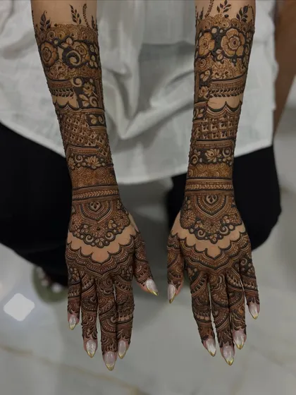 A full-sleeve design featuring beautiful floral patterns and scalloped edges.