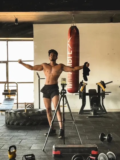Every rep, every drop of sweat is part of the journey. A full-body pose in the gym.