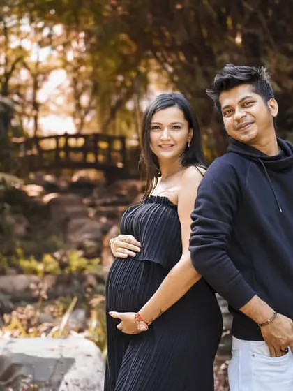 A classic, relaxed portrait of an expecting couple in a park. Their comfortable and casual style makes this a relatable and authentic maternity photo.