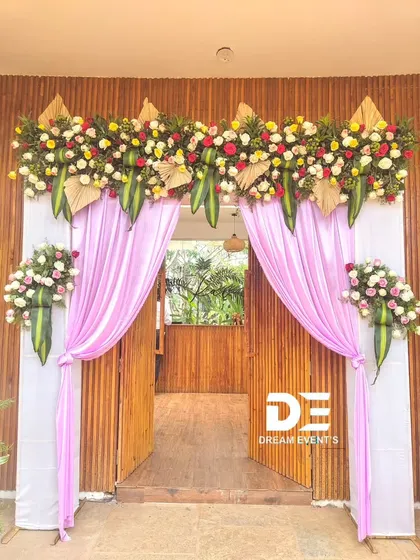 A duplicate view of the elegant floral doorway, showcasing how I blend natural wood textures with fresh flowers and soft fabrics. This type of entrance works beautifully for both daytime and evening events.