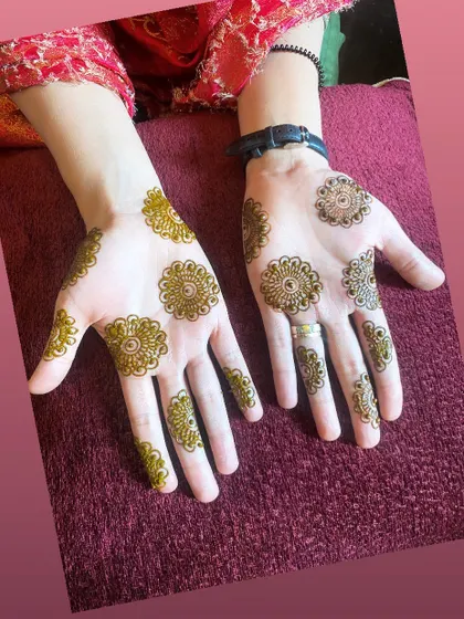 A very minimalist design featuring scattered mandalas on the palms and fingers. This is a modern and trendy way to wear henna.