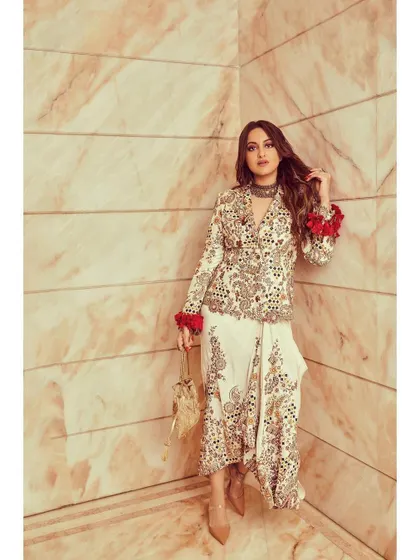 The full look of this incredible Anamika Khanna ensemble. It's a masterclass in modern Indian couture.