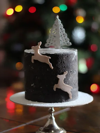 Merry Christmas everyone! This simple and modern Christmas cake features a dark chocolate frosting, a delicate wafer paper tree, and cute little reindeer. Wishing you peace, love, and joy!
