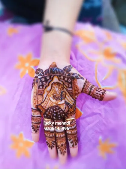 A single hand bridal design featuring a queen (rani) inside an ornate jharokha. The fingers and wrist are covered in detailed patterns, showing that even a single hand can be a masterpiece.