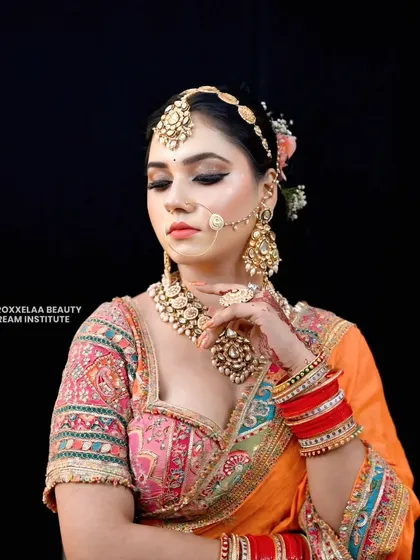 A final look at this colorful bridal style. The makeup is a perfect balance of tradition and modernity, ideal for a day filled with celebration.