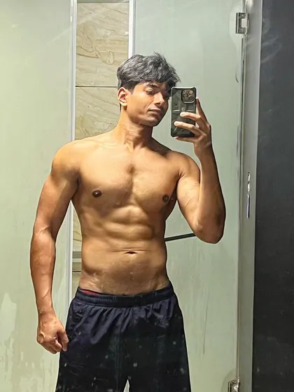 A quick mirror selfie and a reminder to be wary of gym trainers selling questionable supplements. Your health is your responsibility, so always question what you're putting in your body and who you take advice from.