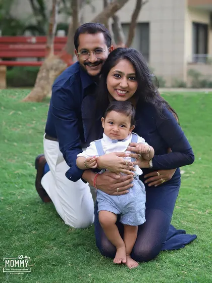 This is the pure khushi of an outdoor family shoot! The natural smiles, the warm hug, and the beautiful greenery make for such a happy and relaxed family portrait.