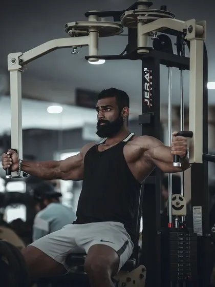 Using the pec deck fly machine to isolate the chest muscles. This is a great finishing exercise to get a good pump and stretch in the pecs.