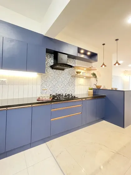 This shot highlights the sleek lines of the blue kitchen, with rose gold G-profiles creating a handleless look that is both modern and elegant.