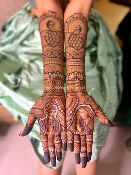 Full bridal henna featuring classic portraits of the bride and groom. The design is complemented by peacock figures on the arms, a symbol of grace and beauty in Indian weddings.