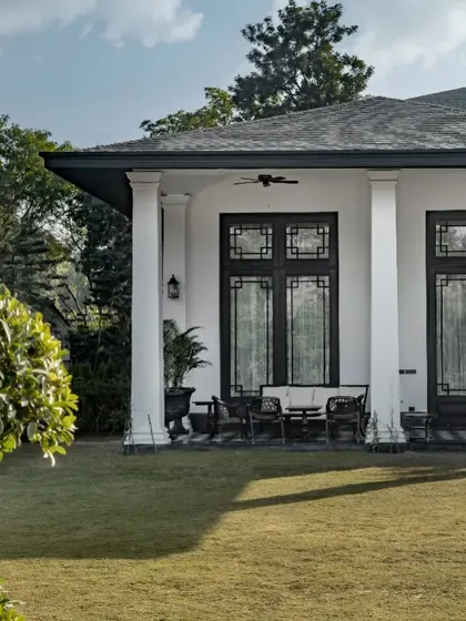 The deep, shaded verandahs are the soul of this residence. They act as essential buffers between the indoors and outdoors, regulating temperature while extending the living spaces into the garden for year-round enjoyment.