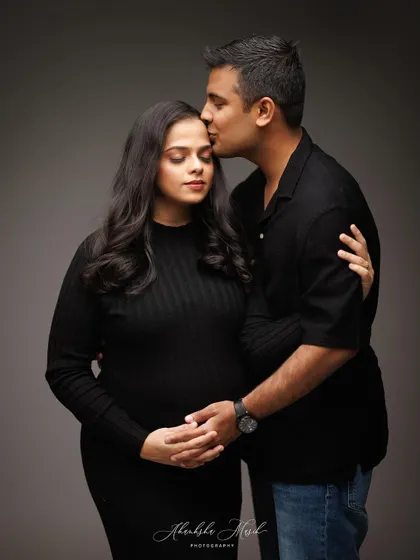 The quiet strength and beauty of an expecting mother, captured in a tender embrace. This monochrome portrait is both powerful and deeply emotional.
