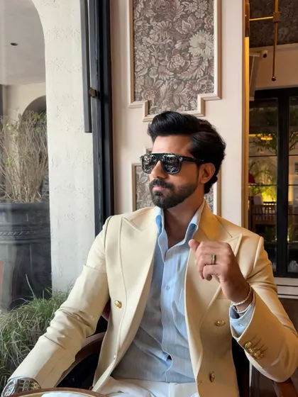 The soft construction and perfect fit of our beige double-breasted jacket, ideal for looking sharp in warmer climates.